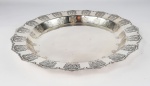 Travessa redonda em metal espessurado a prata 90 manufatura Wolff, com borda vazada e decorada com desenhos. Medidas aproximadas diâmetro 33 cm e altura 2,5 cm