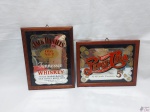 Lote de 2 placas decorativas com propaganda de bebidas, fundo espelhado, emoldurado com madeira. Medindo 22cm x 17cm.