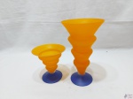 Par de vaso floreira em vidro fosco moldado amarelo com pé azul. Medindo o maior 12cm de diâmetro x 20cm de altura.