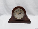 Relógio de mesa à quartz com moldura em madeira. Medindo 29cm x 10cm x 21,5cm de altura.