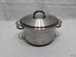 Panela caçarola com tampa em aço inox 18/10 Tramontina TAMANHO 20. Medindo 22cm de diâmetro x 12cm de altura.