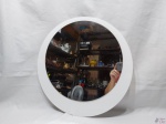 Espelho redondo com moldura em resina. Medindo a moldura 49cm de diâmetro.