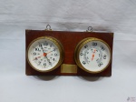 Relógio com termometro com moldura em madeira. Medindo a moldura 31cm x 16cm e o mostruário 10,05cm de diâmetro. Funcionando perfeitamente, relógio com maquinário quartz.