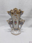 Vaso floreira em porcelana trabalhada com relevos, floral com ouro. Medindo 26cm de altura x 17cm de largura.