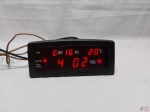 Relógio despertador com termometro digital. Funcionando perfeitamente, cabo restaurado, conforme foto. Medindo 19,5cm de largura x 9cm de altura.