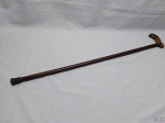Bengala em madeira entalhada com ponta de borracha. Medindo 91cm de comprimento.