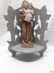 Imagem de Santo Antonio com menino Jesus em gesso com policromia e oratória em madeira. Medindo o Santo 21,5cm de altura. Cabeça do menino Jesus restaurada.