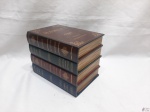 Caixa decorativa na forma de livros em madeira. Medindo 20cm x 14cm x 16cm de altura.