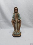 Imagem de Nossa Senhora em madeira entalhada com policromia. Medindo 43,5cm de altura.