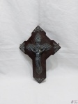 Crucifixo em estanho com moldura em madeira. Medindo 30cm x 21cm.
