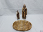 Lote composto de 2 imagens sacras em gesso e uma cesta em ratan oval. Medindo a Santa maior 30cm de altura, com leve bicado.