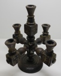 DIVERSOS - Antigo candelabro em madeira entalhada, base circular, 5 lumes. Alt. 33 cm. Desgastes e braços precisam ser colados, marcas de uso.