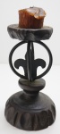 DIVERSOS - Antigo castiçal em madeira e ferro com detalhes em formato de flor. Alt. 20 cm. Marcas de uso.
