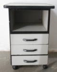MOBILIÁRIO - Gaveteiro de escritório com 3 gavetas e pateleira. Med. 64x43x43 cm. Marcas de uso.