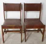 MOBIILIÁRIO - Par de cadeiras em madeira nobre com assento e encosto estofados em couro marrom. Med. 87x44x44 cm. Marcas de uso.