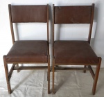 MOBIILIÁRIO - Par de cadeiras em madeira nobre com assento e encosto estofados em couro marrom. Med. 87x44x44 cm. Marcas de uso. (Necessita restauro).