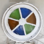 DEMOLIÇÃO - Belo vitrô circular em madeira nobre com 6 vidros coloridos, usada, vestígios de pintura. Dia. 97 cm.