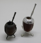 DIVERSOS - Lote de 2 miniaturas de cuia e bomba de chimarrão com tripés. Med. 6,5 cm e 5,5 cm.