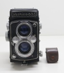 COLECIONISMO - Antiga máquina fotográfica YASHICA 635 - Para fins decorativos, sem garantia de funcionamento. Bolsinha em couro. Med. 15x9x10 cm e 4 cm.