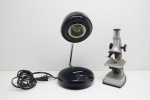 DIVERSOS - Luminária de mesa e pequeno microscópio (decorativo). Med. 26 cm e 20 cm.