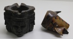 DIVERSOS - Lote de cinzeiro esculpido em madeira e cachimbo em formato de cabeça (sem piteira). Med. 7 cm e 8 cm.