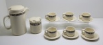 CERÂMICA - Conjunto de bule, açucareiro, 6 xícaras de café com seus respectivos pires. Med. maior 20 cm e menor 5 cm. Bicados e fios de cabelo.