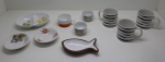 PORCELANA - Lote composto de 3 canecas, 1 xícara de chá, 2 bowls médios, 2 bolws pequenos, 2 petisqueira (sendo 1 em formato de peixe. Total de 10 peças.