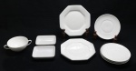 PORCELANA - Lote de 9 peças em porcelana branca, composta de 3 pratos, 4 pires, 2 petisqueiras pequenas e 1 consume.