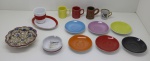 DIVERSOS - Lote composto de 6 xícaras dafé, 1 bowl, 1 cinzeiro, 1 copo com pires e 6 pires coloridos. Total 16 peças.