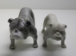 DECORAÇÃO - Lote de 2 cães de raça boxer, sendo 1 em biscuit e 1 porcelana. Med. 11x21x8 cm e 13x24x10 cm.