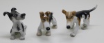 VISTA ALEGRE - Lote de 3 cães em porcelana Vista Alegre. alt. 8 cm.