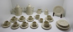 CERÂMICA - Conjunto de chá e café em cerâmica vitrificada, composta d bules, leiteira, açucareiro, 4 xícaras de chá, 8 xícaras de café. Bicados e marcas de uso.