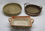DIVERSOS - Lote de 3 cestos, 1 com alça porcelana (quebrada).