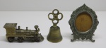 DIVERSOS - Lote de locomotiva, porta retrato e sinete. Med. 11 cm e 9 cm.
