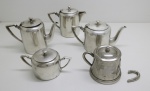 METAL - Jogo de chá e café em metal espessurado a prata, composto de bules, açucareiros, leiteira. (Sendo modelos diferentes, com alças descoladas.) Maior 13 cm e menor 8 cm.