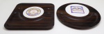 DIVERSOS - Lote de 2 tábuas para queijo em madeira com pratos de porcelana. Med. 34x34 cm e 34 cm.