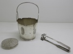 METAL - Lote de balde de gelo e pegador em metal espessurado a prata. Maior 24 cm e 18 cm. Amassados.