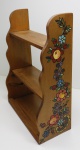 DIVERSOS - Pequena prateleira em madeira pintada. Med. 478x28x14 cm.