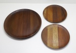 DIVERSOS - Lote de 3 bandejas em madeira. Med. 35 cm e 25 cm.