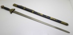 DIVERSOS - Antiga espada decorativas com bainha, lamina em ferro. Med. 100 cm.