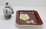 LUIZ SALVADOR - Prato decorativo em cerâmica policromada, floral em formato quadrado. Med. 22 cm. e Garrafa decorativa oriental, pintura feita a mão. Med. 15 cm.