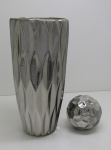 PORCELANA - Lote vaso floreira e esfera decorativa em porcelana cromada da TOK&STOK. Med. 30 e  10 cm.