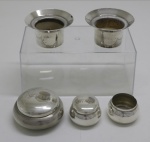 METAL - Lote composto de par de castiçais e 3 potinhos, sendo 1 sem tampa em metal espessurado a prata. Maior 3 cm e menor 2,5 cm.