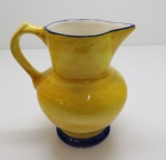 LUIZ SALVADOR - Jarra em cerâmica esmaltada em tom amarelo.Alt. 17 cm.