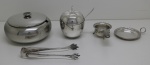METAL - Lote de farinheira, coador de chá, pegador de gelo e açucareiro. Med. 8x15 cm e 4x11 cm.