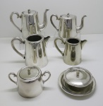 METAL - Conjunto de chá e café em metal espessurado a prata, composto de 2 bules, 1 leiteira (sem tampa), 1 jarra, açucareiro e manteigueira. Med. 5 cm e 9 cm.