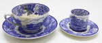 PORCELANA - Xícaras de chá e café em porcelana inglesa. No estado. Med. 5x10 cm e 5x5 cm.