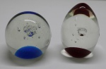 MURANO - Lote de 2 pesos de papel, sendo ovo e esfera. Med. 10 cm e 8 cm.