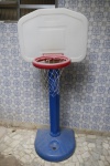 DIVERSOS - Cesta de basquete com base em material plástico. Med. 140x70 cm.