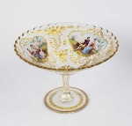 IMPÉRIO AUSTRO HUNGARO  SUNTUOSO CENTRO DE MESA EM CRISTAL LAPIDADO COM ELEMENTOS FLORAIS E RAMAGENS REALÇADOS EM OURO. CONTÉM TRÊS LINDAS RESERVAS PINTADAS EM ESMALTE COM CENAS IDILICAS DE GALANTEIO. BORDA TIOTADA. FUSTE FACETADO. FABULOSO TRABALHO DA BOHEMIA NA SEGUNDA METADE DO SEC. XIX. IMPÉRIO AUSTRO HUNGARO. 21 CM DE DIAMETRO